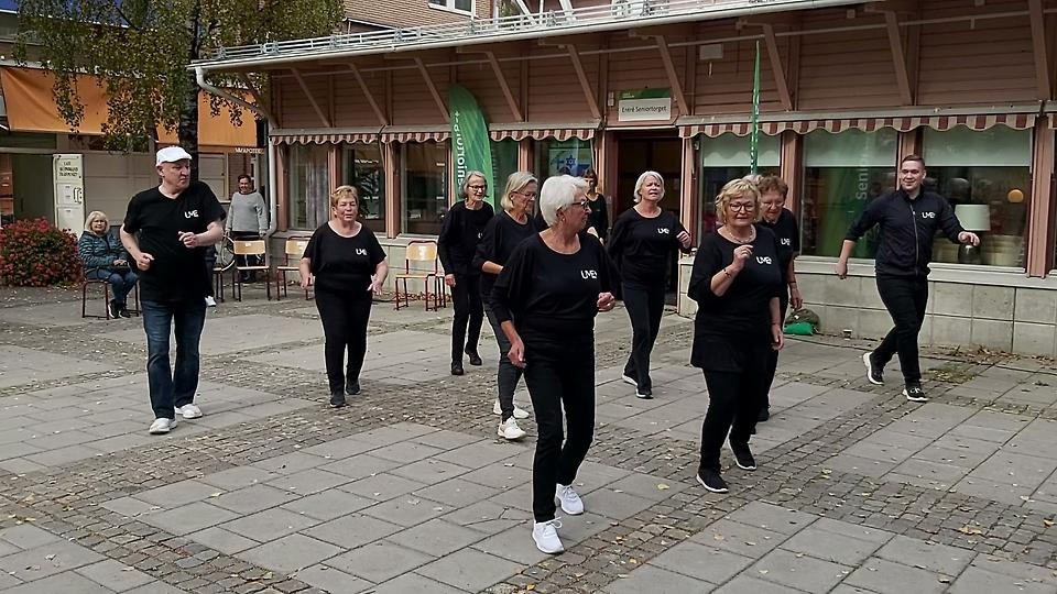 U&Me Dance har visar linedance utanför Seniortorget