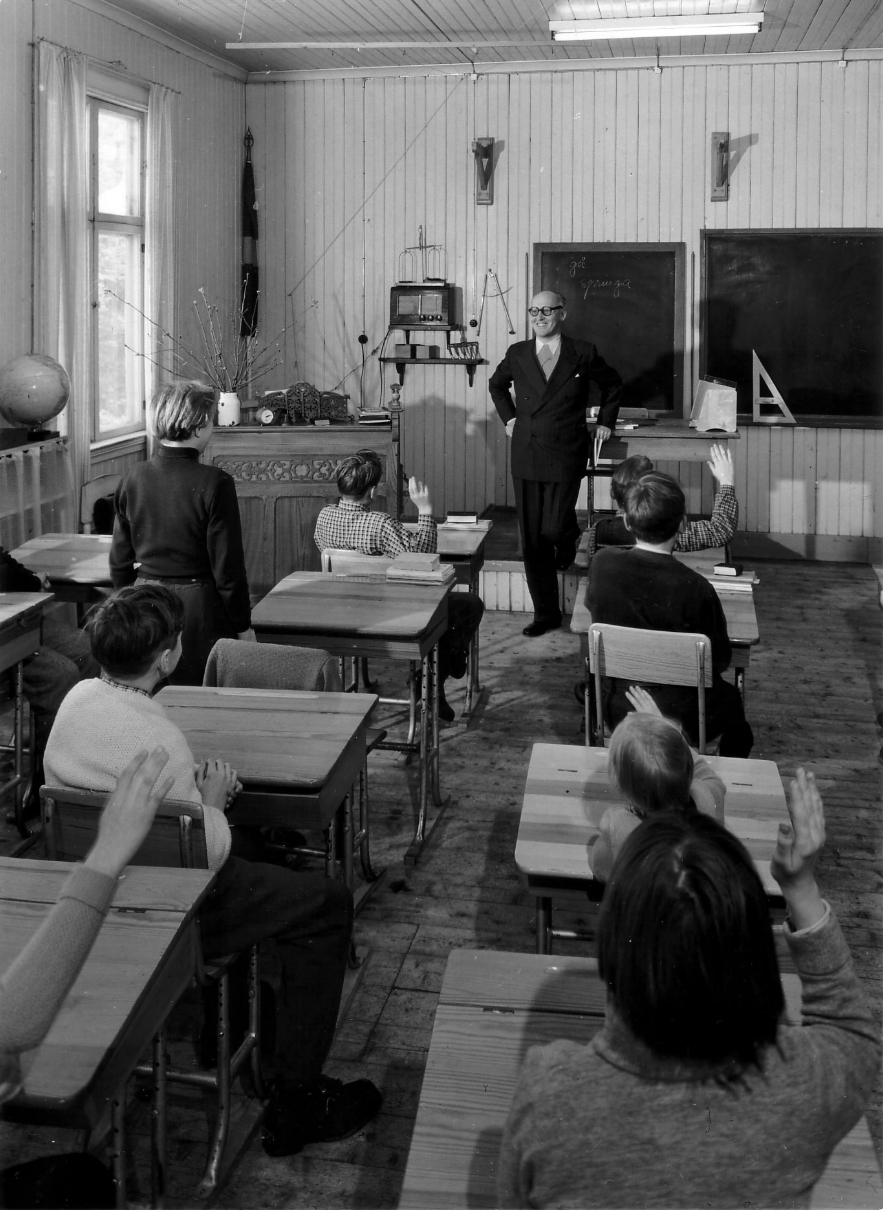 Prästen (komminister) Sigfrid Landin, här i rollen som skollärare på Holmön 1954. Foto Bertil Ekholtz, Västerbottens museum.