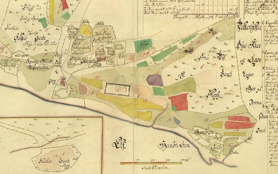 Karta över Kyrkobordet på Backen år 1714, där Hamnen är utmärkt. Här ligger också ett av tre områden med ”kyrchiohius” att bo i under kyrkhelger. Kraven på att folk skulle gå i kyrkan och lära sig om kristendomen ökade i samband med reformationen. Då blev det praktiskt att ha en övernattningsstuga i kyrkans närhet. Hur många kyrkstugor som funnits vid kyrkan under 1600- och 1700-talen är inte känt. Från 1850-talet finns en förteckning med drygt 90 kyrkstugor. I början av 1900-talet var de i stort sett försvunna. ”Geometrisk charta öfver Umeå Prästebords ägor…” (beskuren). Umeå landsförsamlings kyrkoarkiv, Riksarkivet Härnösand.