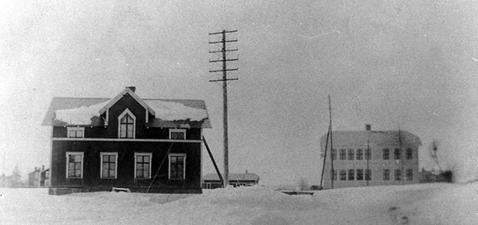 Grisbacka gamla skola till vänster och Hartvigsgården/skolan från 1913 till höger. Foto: Ur boken Grisbacka – från bondby till stadsdel.