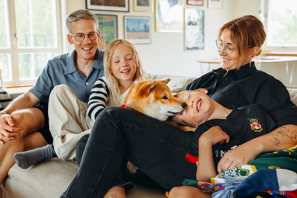 En familj som sitter i sitt vardagsrum