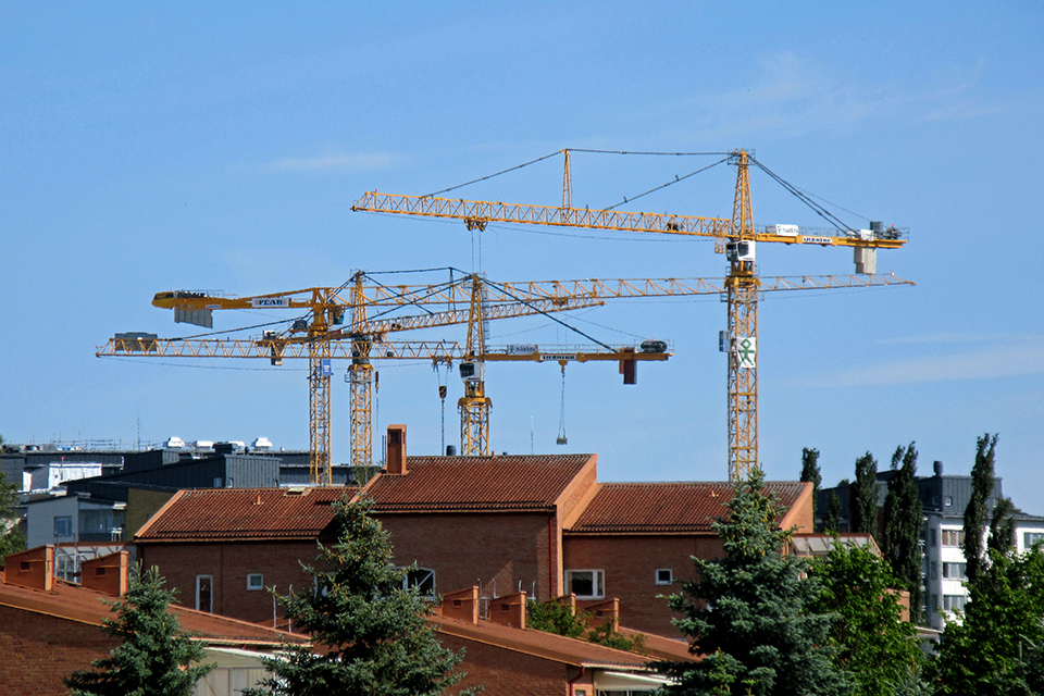 Byggkranar mot en blå himmel