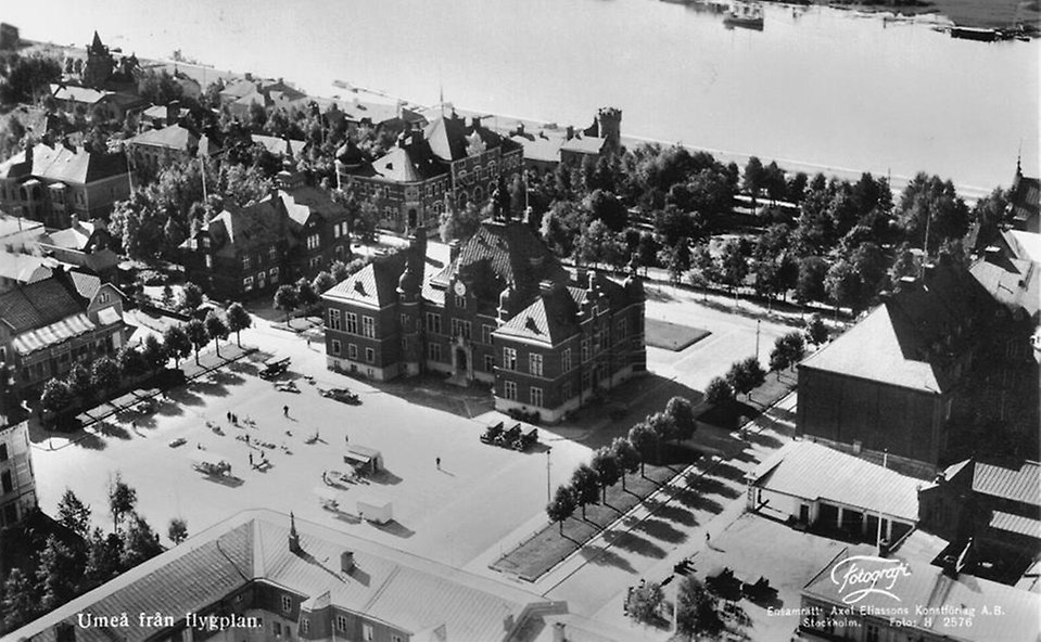 Vinjettbild. Rådhuset i Umeå från flygplan på 1920-talet. Gammalt vykort.